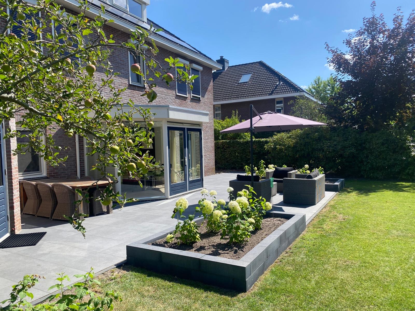 Nieuw terras en beplante verhoogde plantenbakken in Assen
